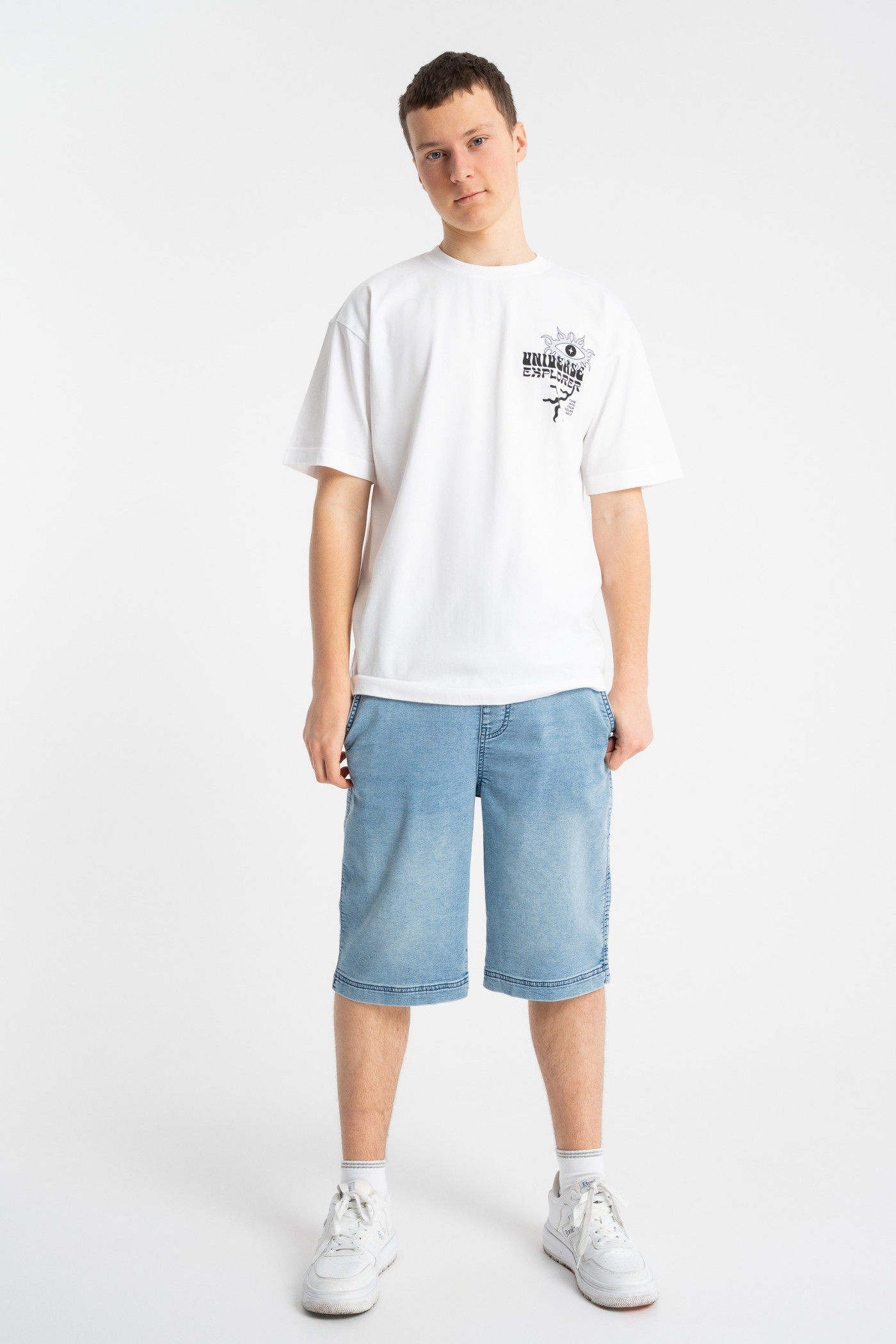 Biały t-shirt LOOSE z autorską grafika z przodu