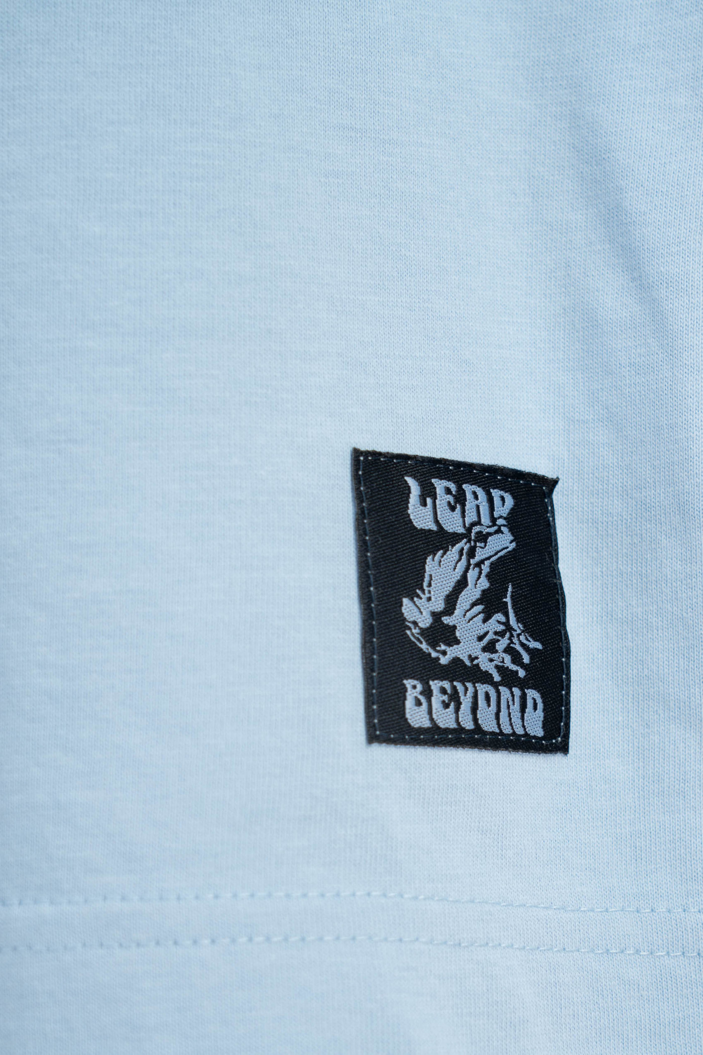 Niebieski t-shirt LOOSE z autorską grafika z przodu