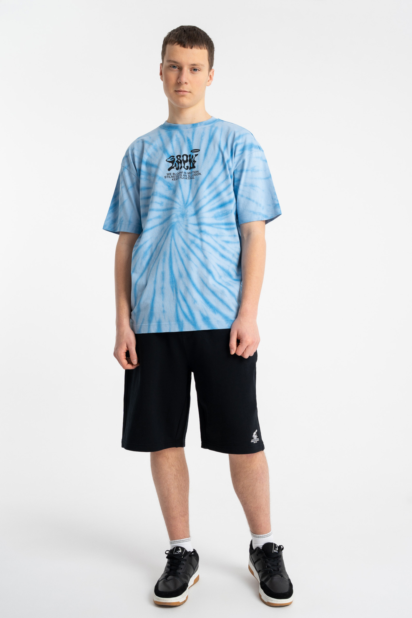 Niebieski t-shirt LOOSE z nadrukiem tie dye na całości