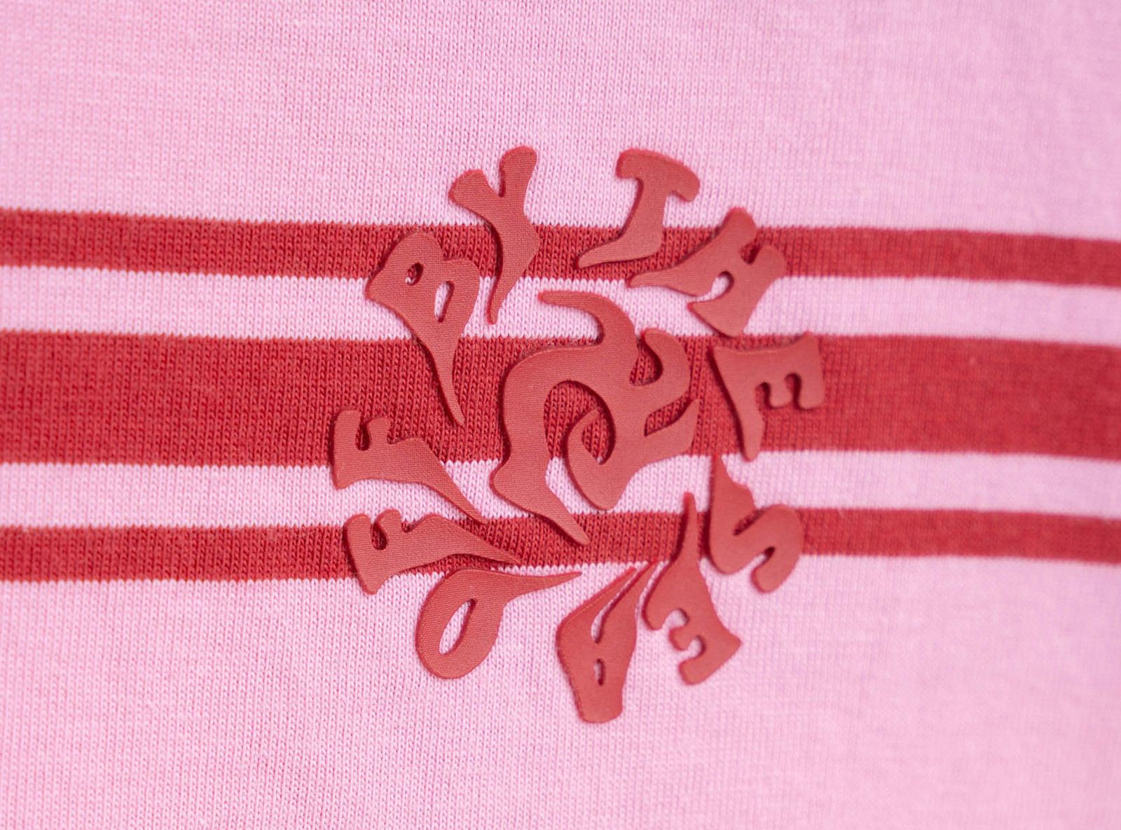 T-shirt CROPPED w czerwono-różowe paski z autorską grafika z tyłu