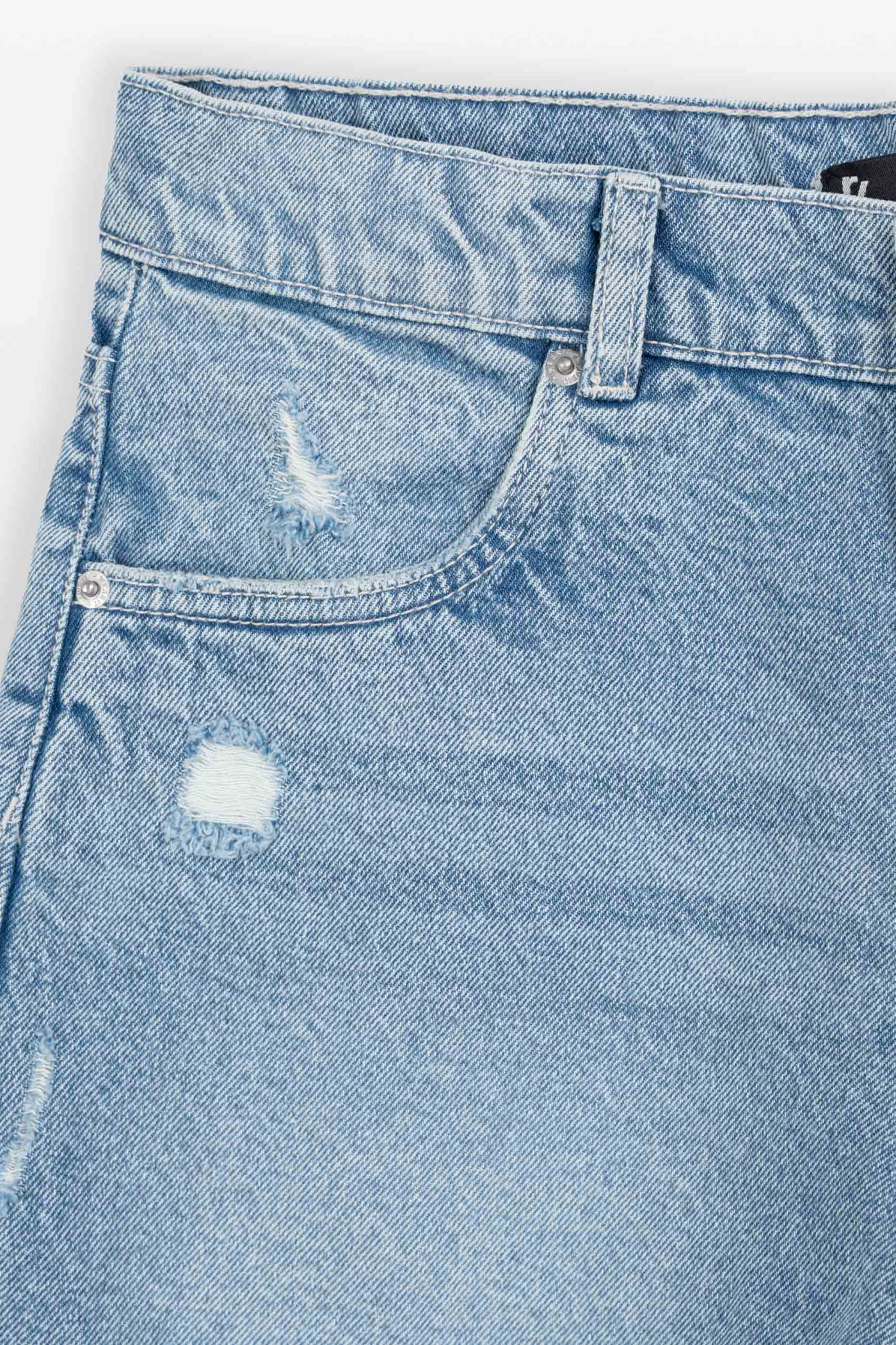 Niebieskie krótkie spodenki jeansowe z efektem strzępionych nogawek