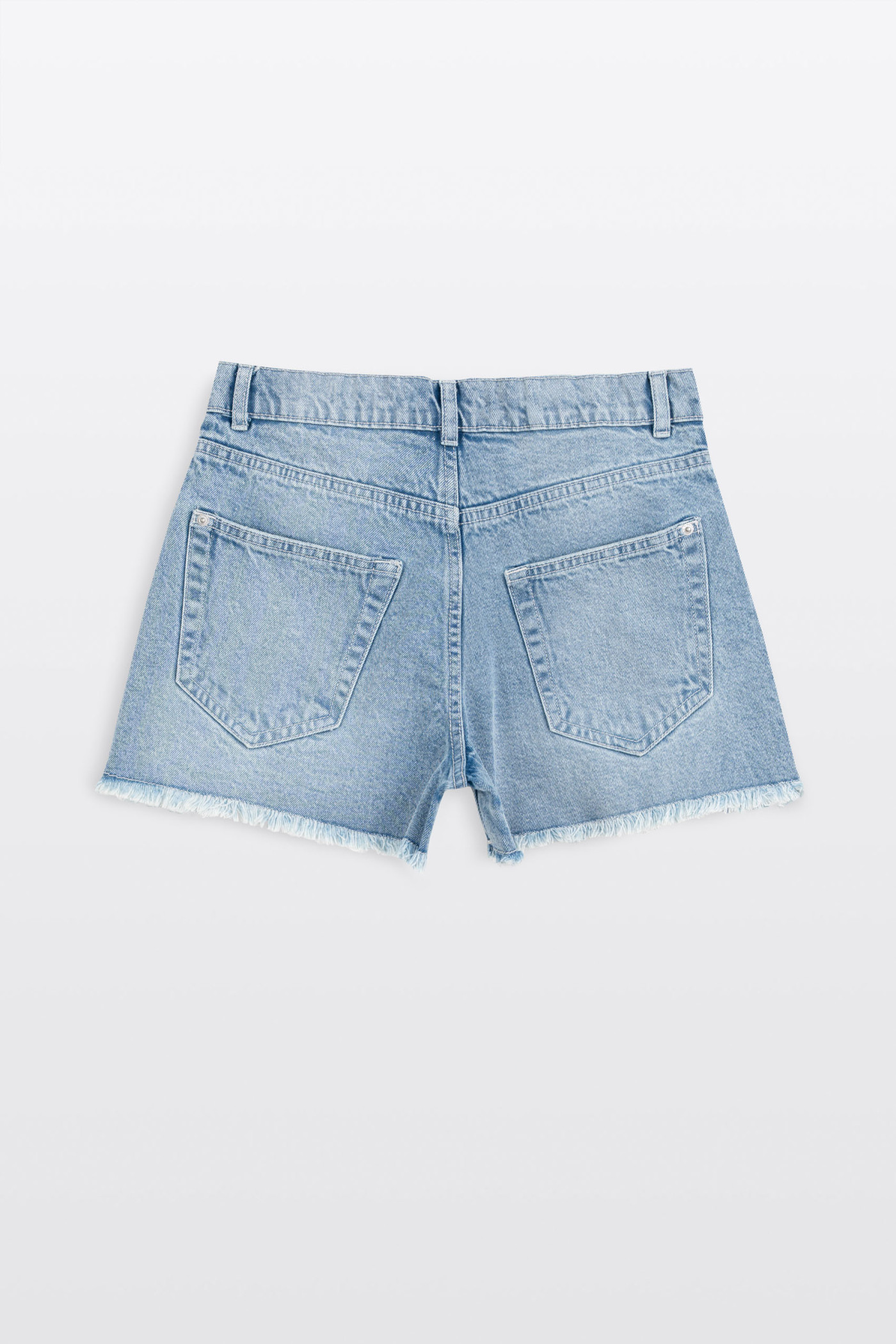 Niebieskie krótkie spodenki jeansowe z efektem strzępionych nogawek