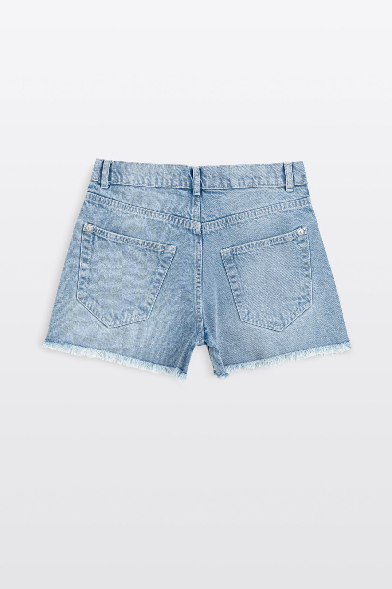 Niebieskie krótkie spodenki jeansowe z efektem strzępionych nogawek