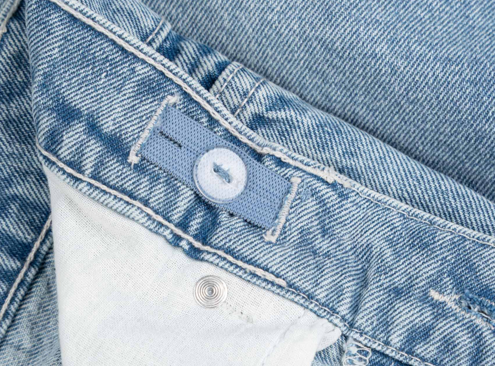 Niebieskie krótkie spodenki jeansowe z efektem strzępionych nogawek