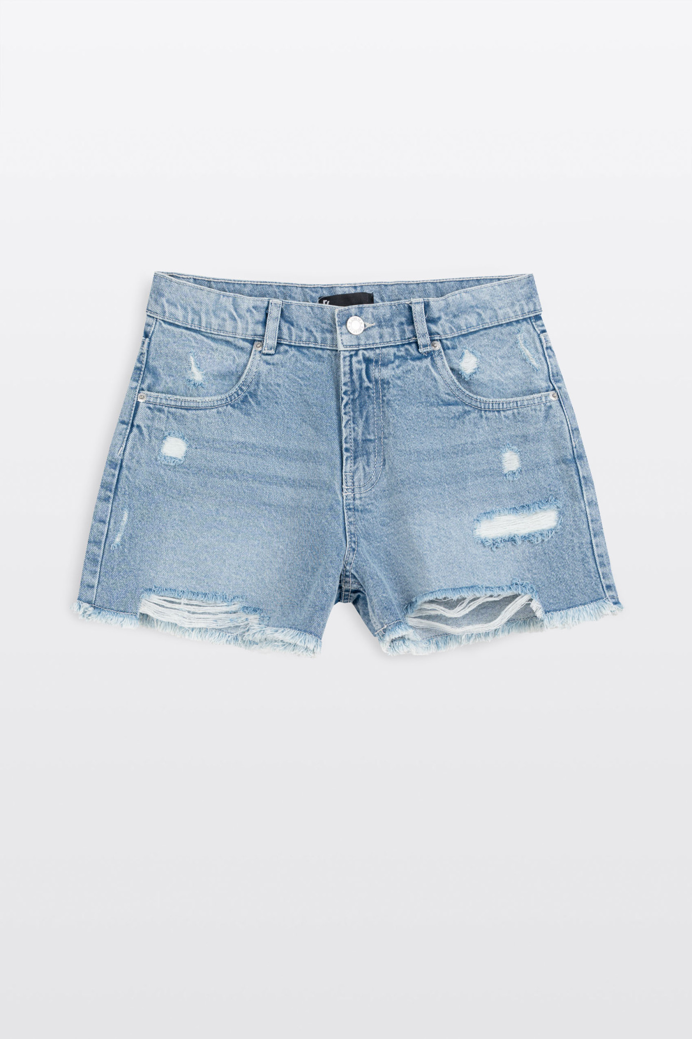 Niebieskie krótkie spodenki jeansowe z efektem strzępionych nogawek