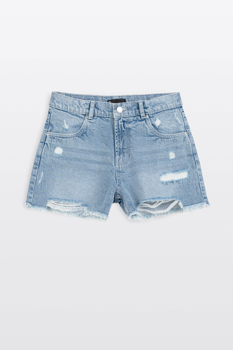 Niebieskie krótkie spodenki jeansowe z efektem strzępionych nogawek, jeans