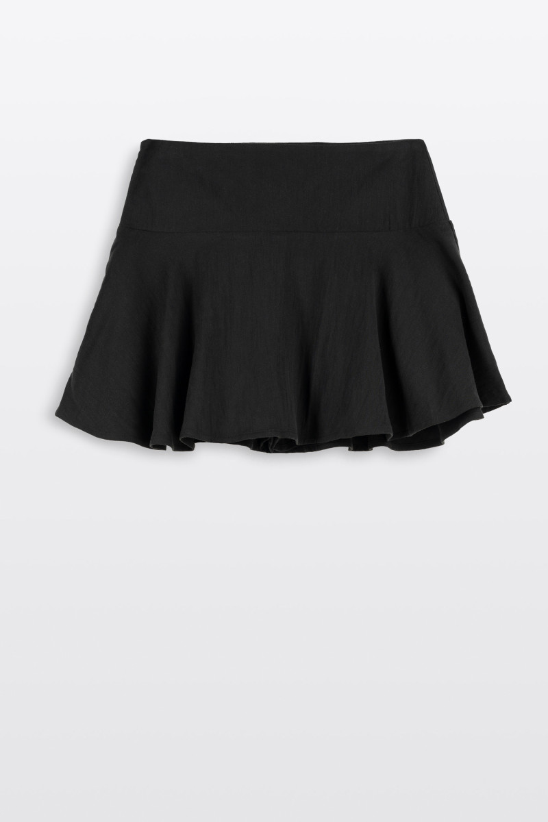 Czarna spódnica mini z rozkloszowanym dołem