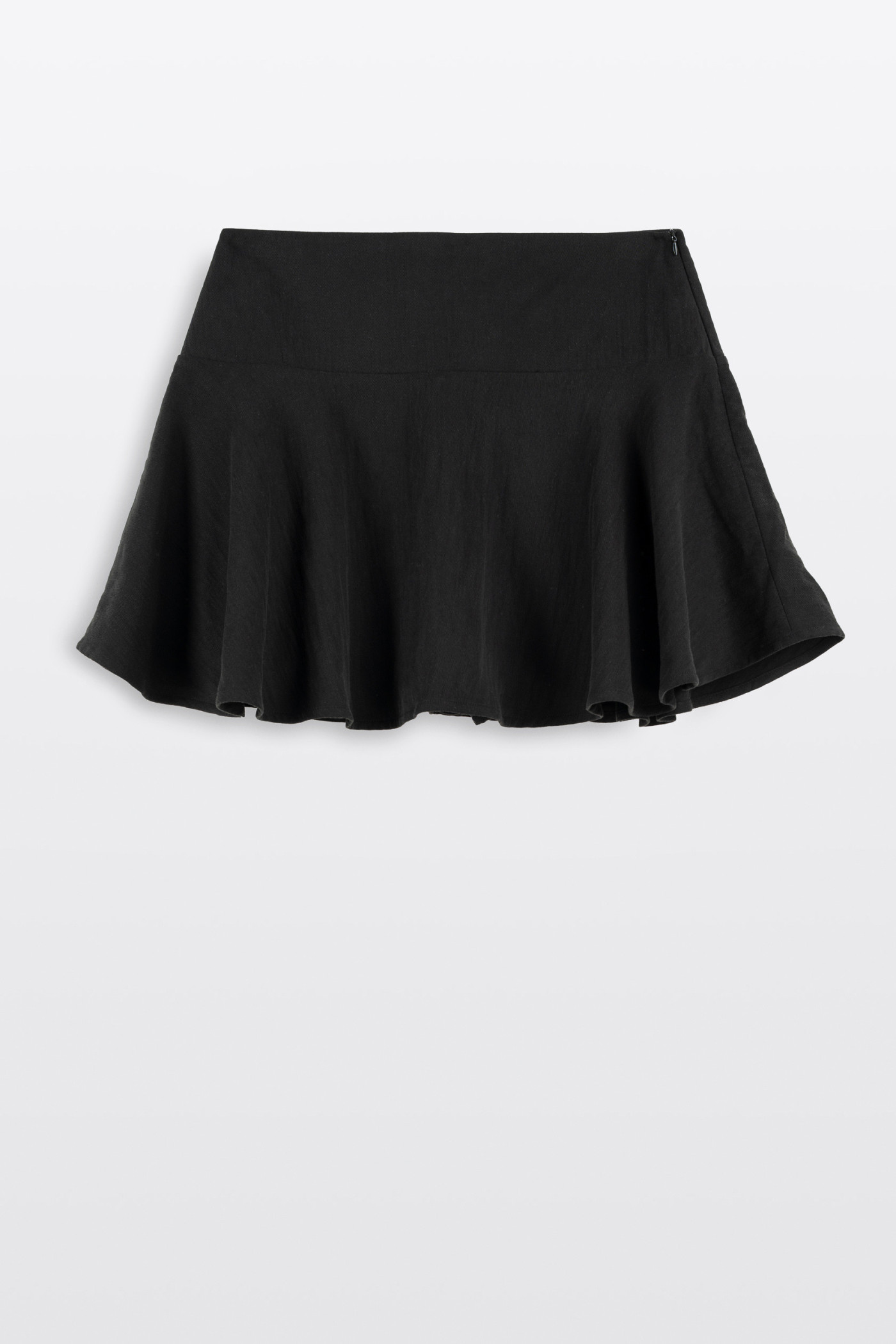 Czarna spódnica mini z rozkloszowanym dołem