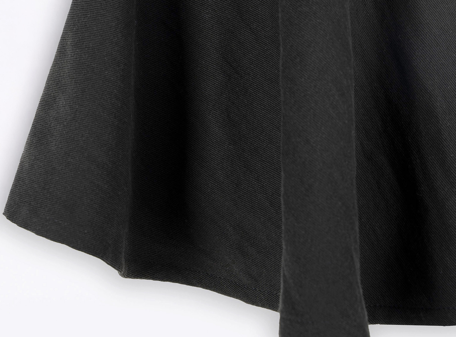 Czarna spódnica mini z rozkloszowanym dołem