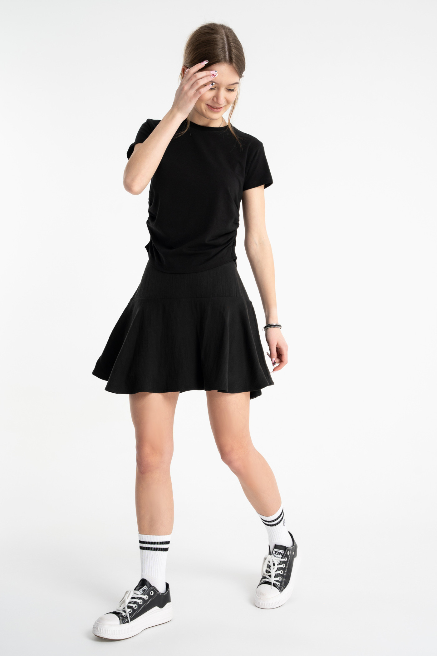 Czarna spódnica mini z rozkloszowanym dołem