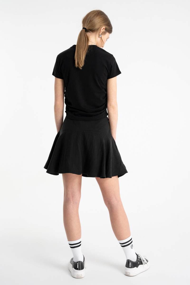 Czarna spódnica mini z rozkloszowanym dołem