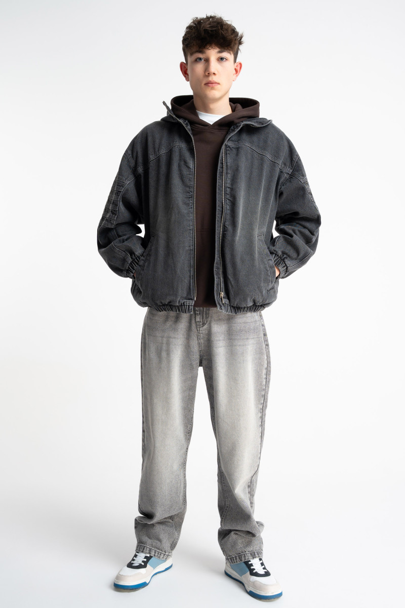 Czarna kurtka jeansowa z kapturem z modnymi przeszyciami, szary jeans