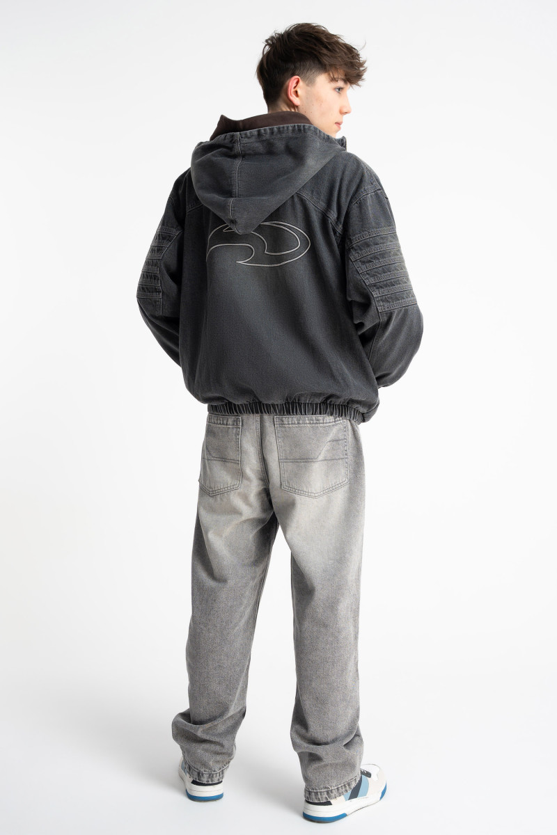 Czarna kurtka jeansowa z kapturem z modnymi przeszyciami