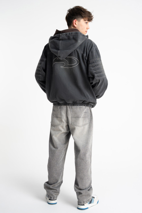 Czarna kurtka jeansowa z kapturem z modnymi przeszyciami