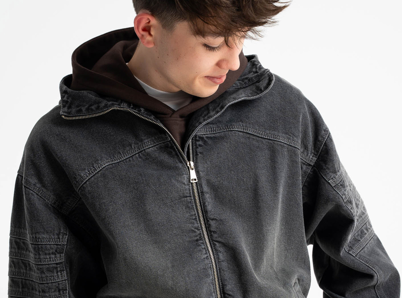 Czarna kurtka jeansowa z kapturem z modnymi przeszyciami