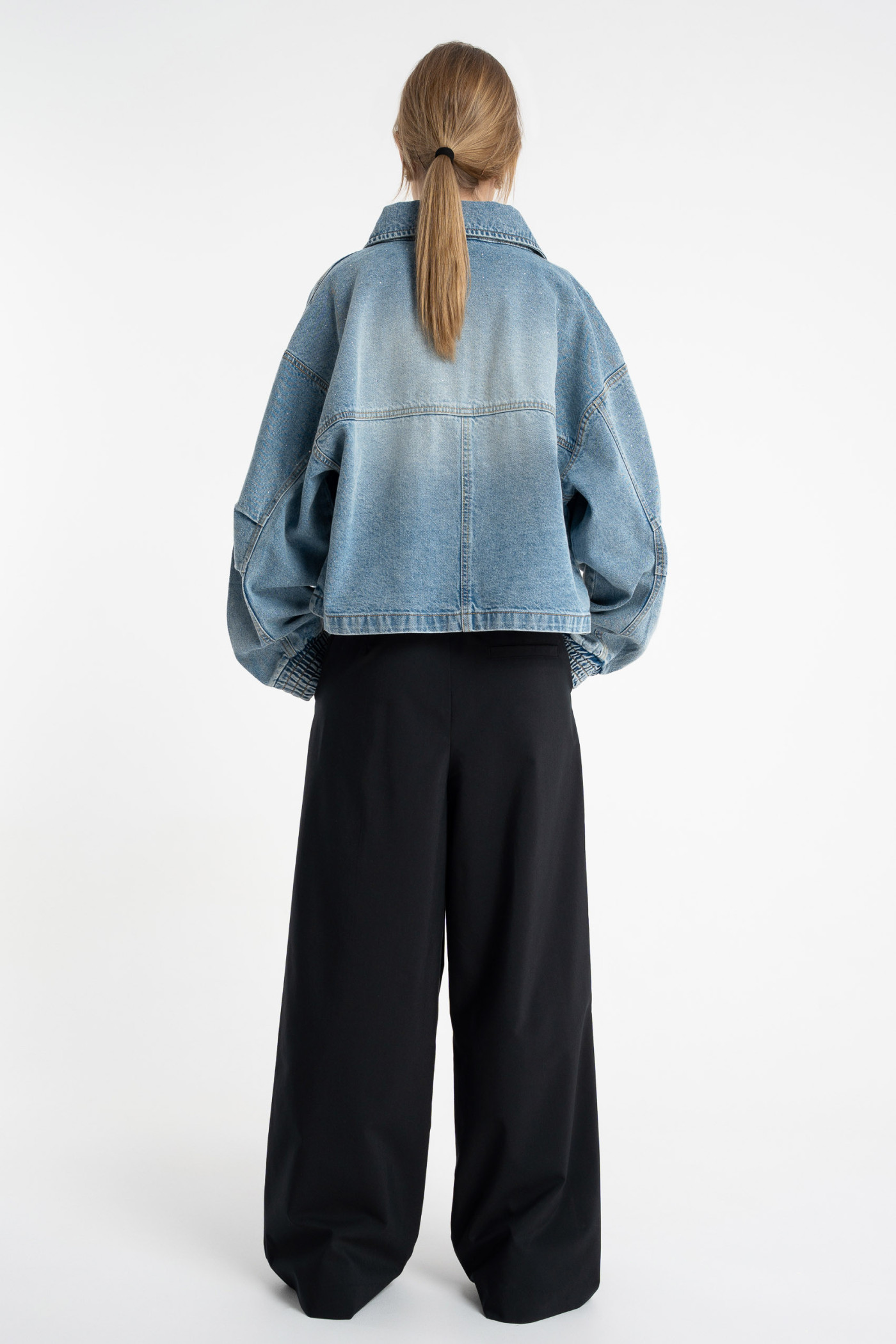 Niebieska kurtka jeansowa ozdobiona kryształkami