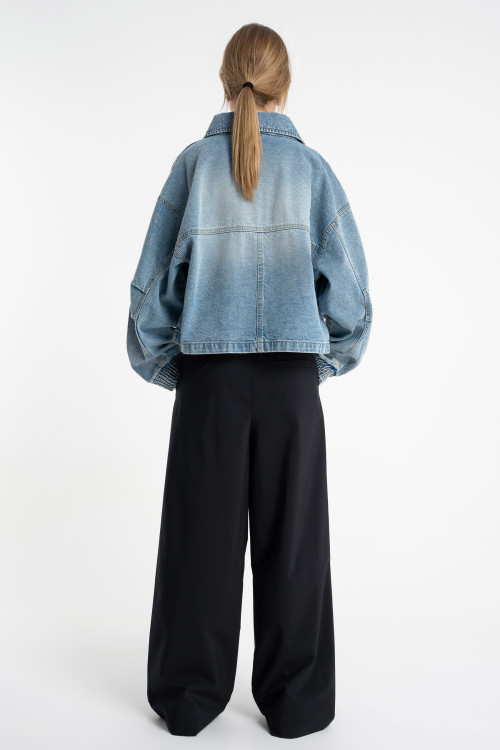 Niebieska kurtka jeansowa ozdobiona kryształkami