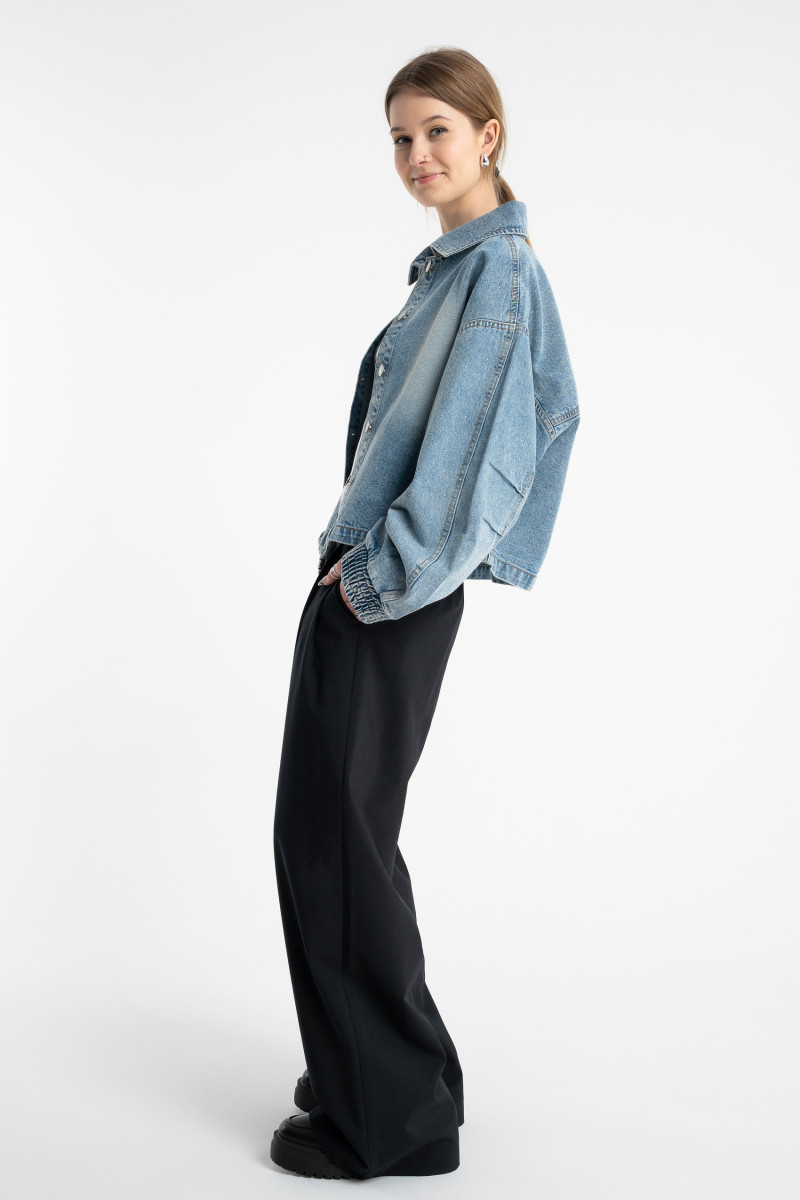 Niebieska kurtka jeansowa ozdobiona kryształkami