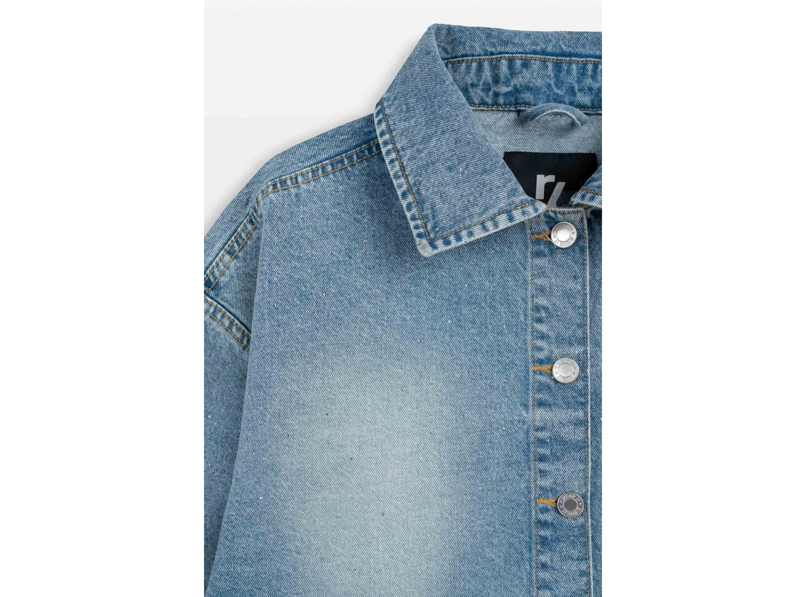 Niebieska kurtka jeansowa ozdobiona kryształkami