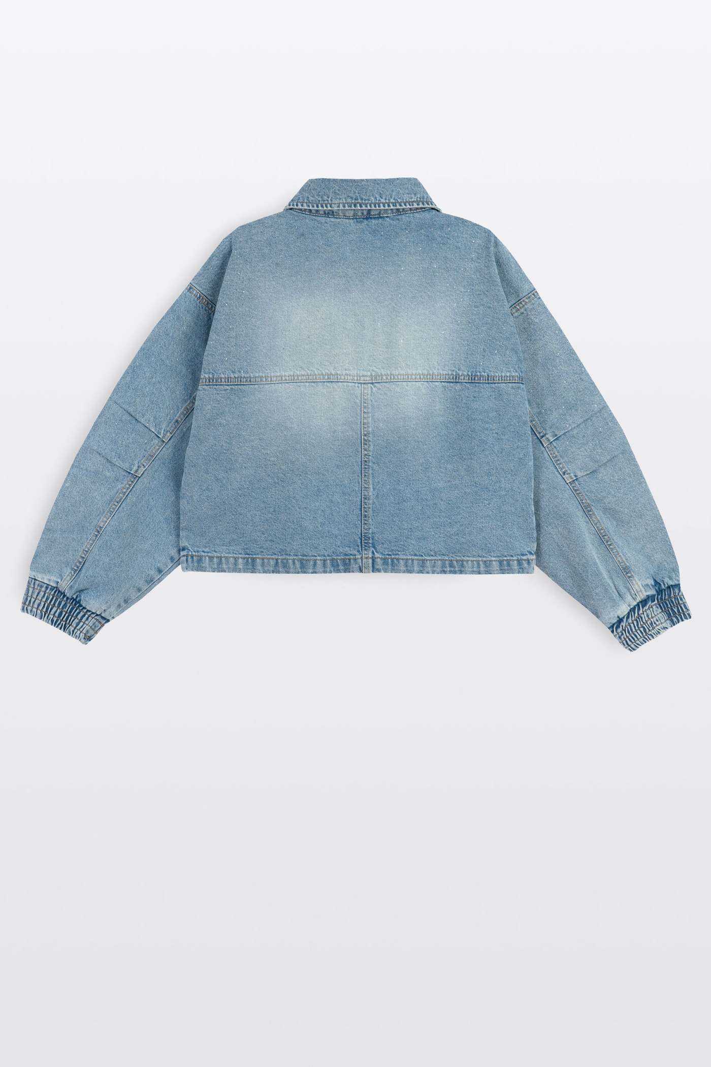 Niebieska kurtka jeansowa ozdobiona kryształkami