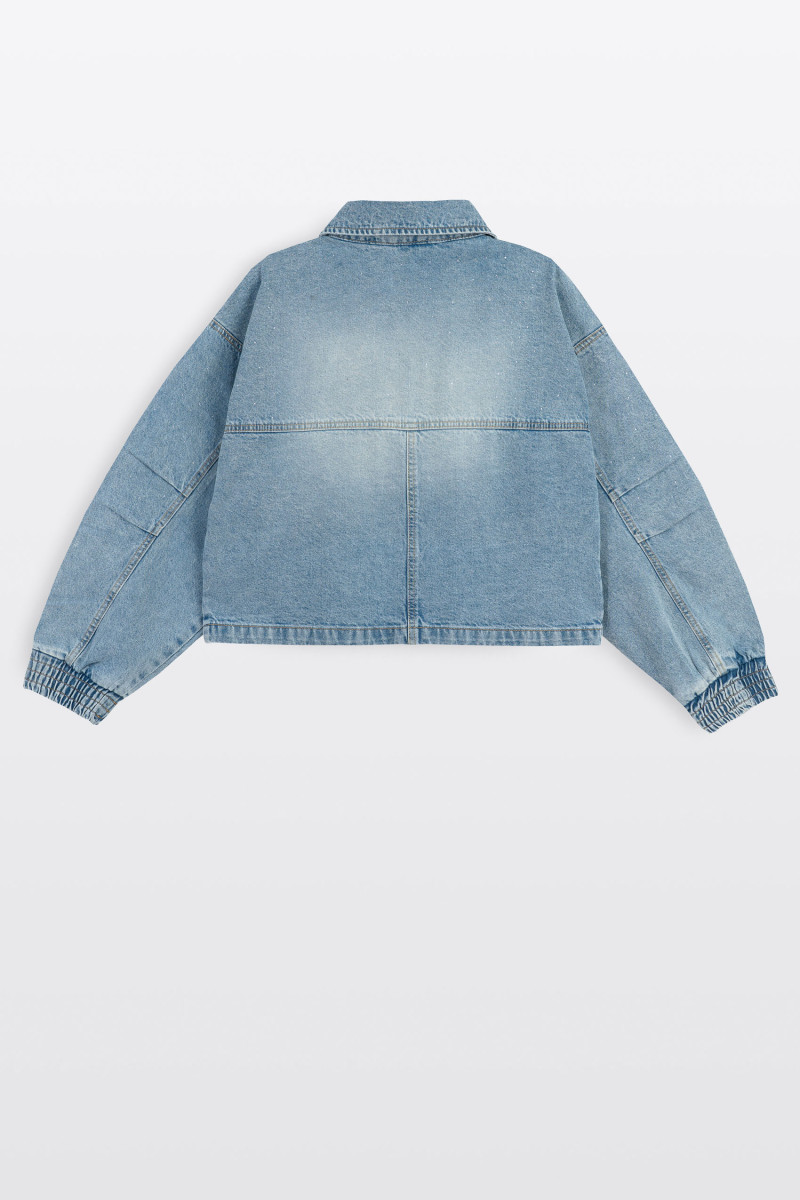 Niebieska kurtka jeansowa ozdobiona kryształkami