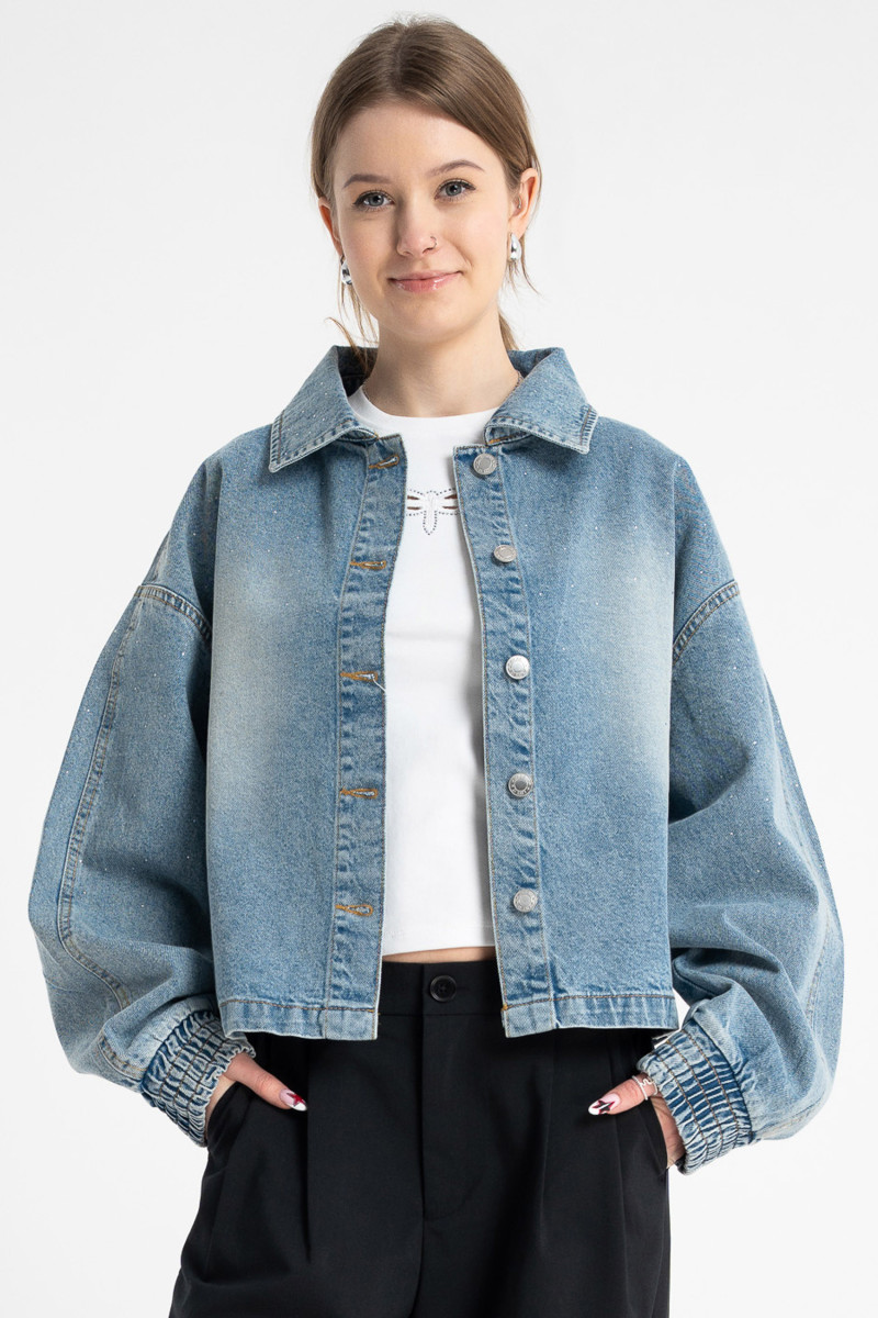 Niebieska kurtka jeansowa ozdobiona kryształkami, jeans