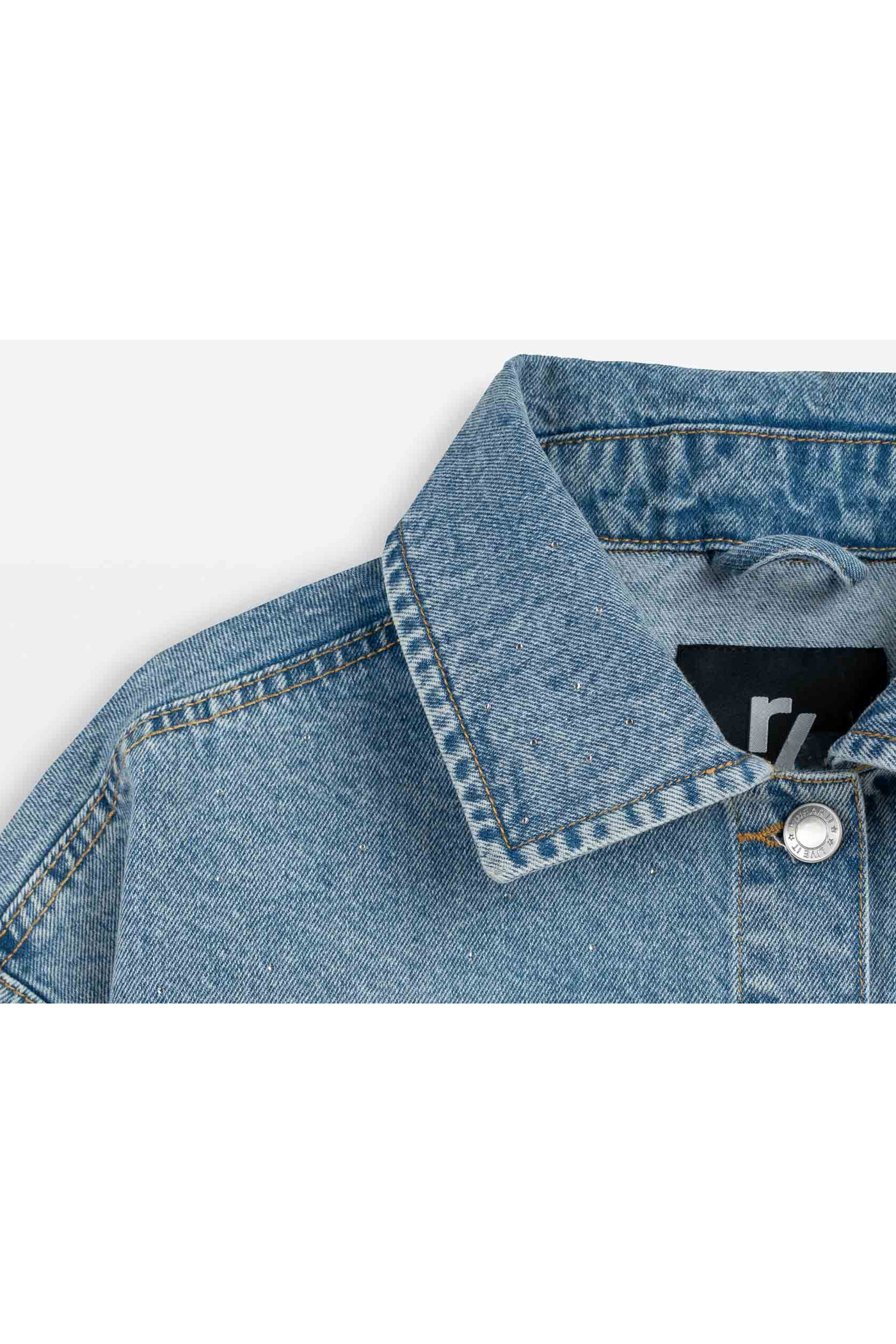 Niebieska kurtka jeansowa ozdobiona kryształkami