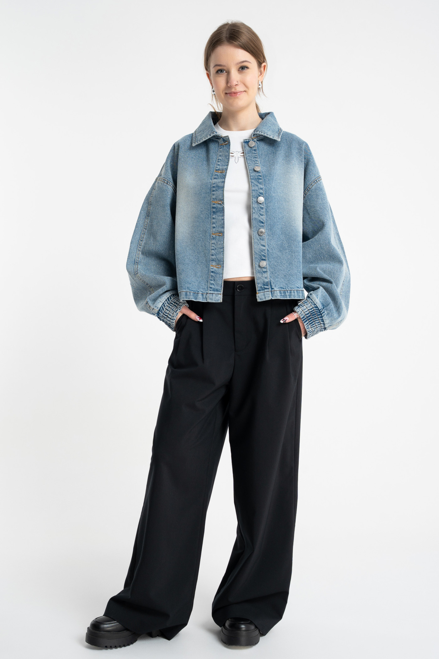 Niebieska kurtka jeansowa ozdobiona kryształkami