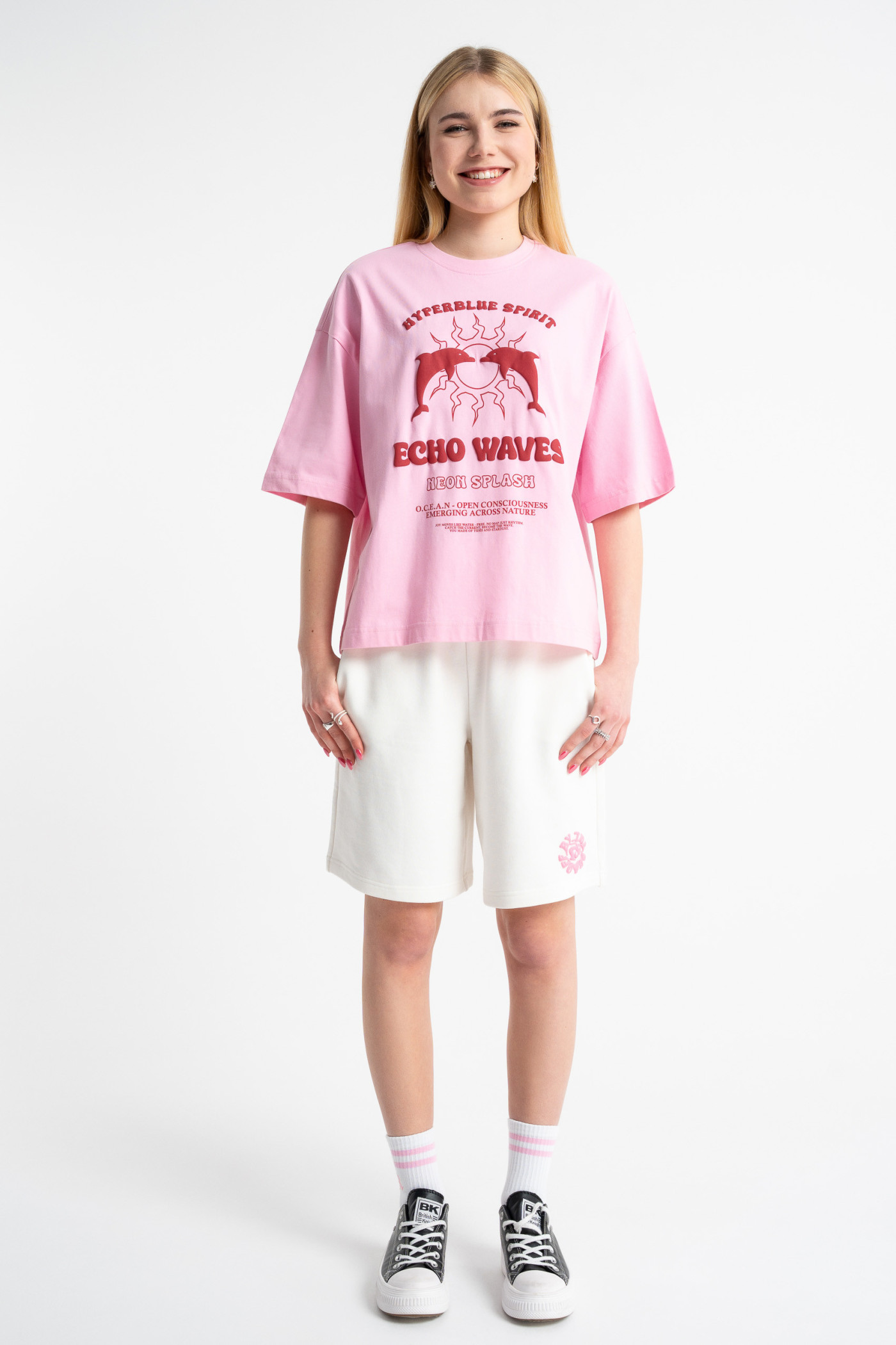 Kremowe krótkie spodenki z minimalistycznym nadrukiem