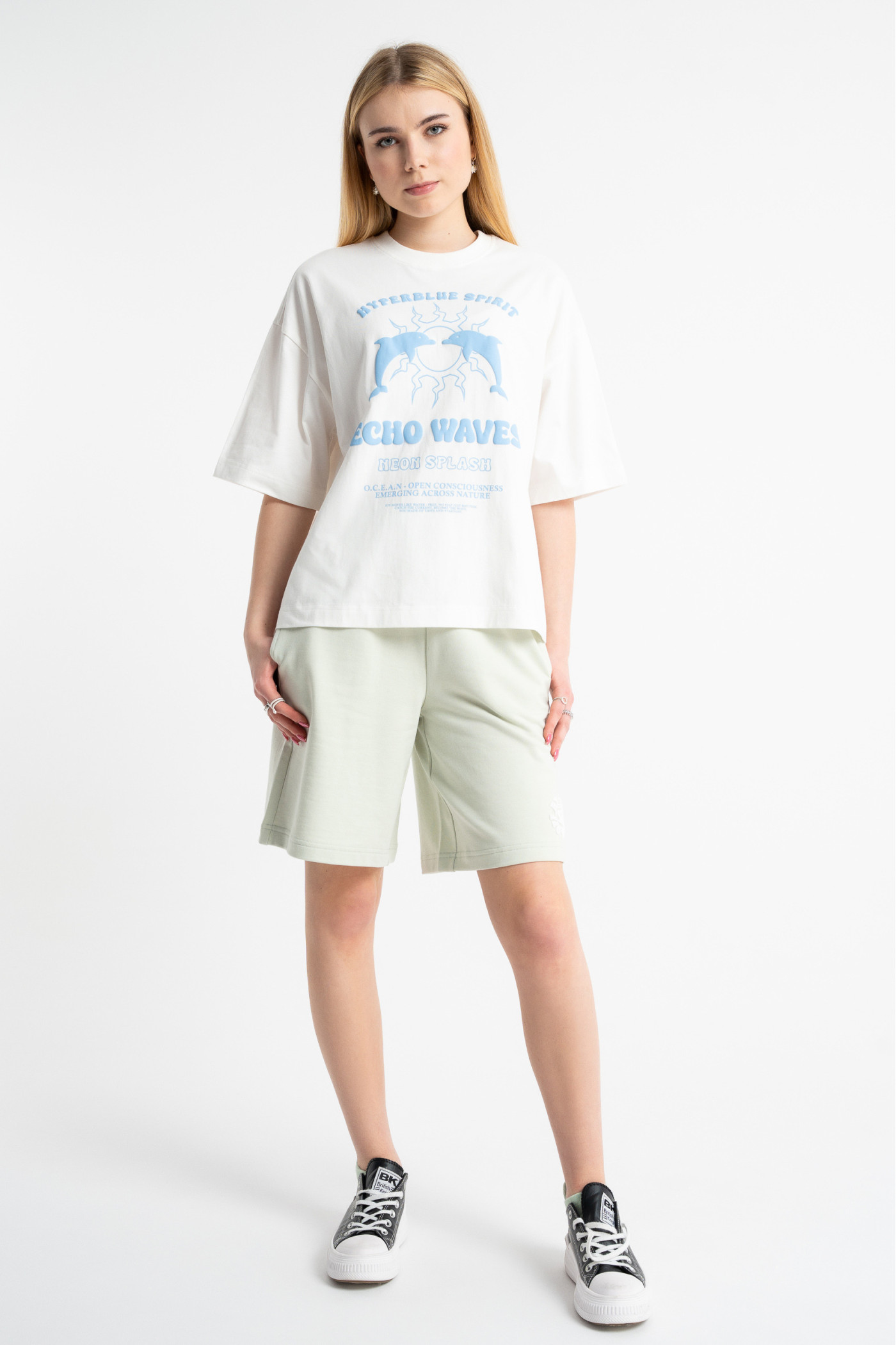 Zielone krótkie spodenki z minimalistycznym nadrukiem