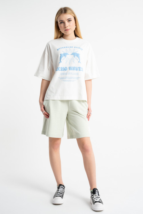 Zielone krótkie spodenki z minimalistycznym nadrukiem