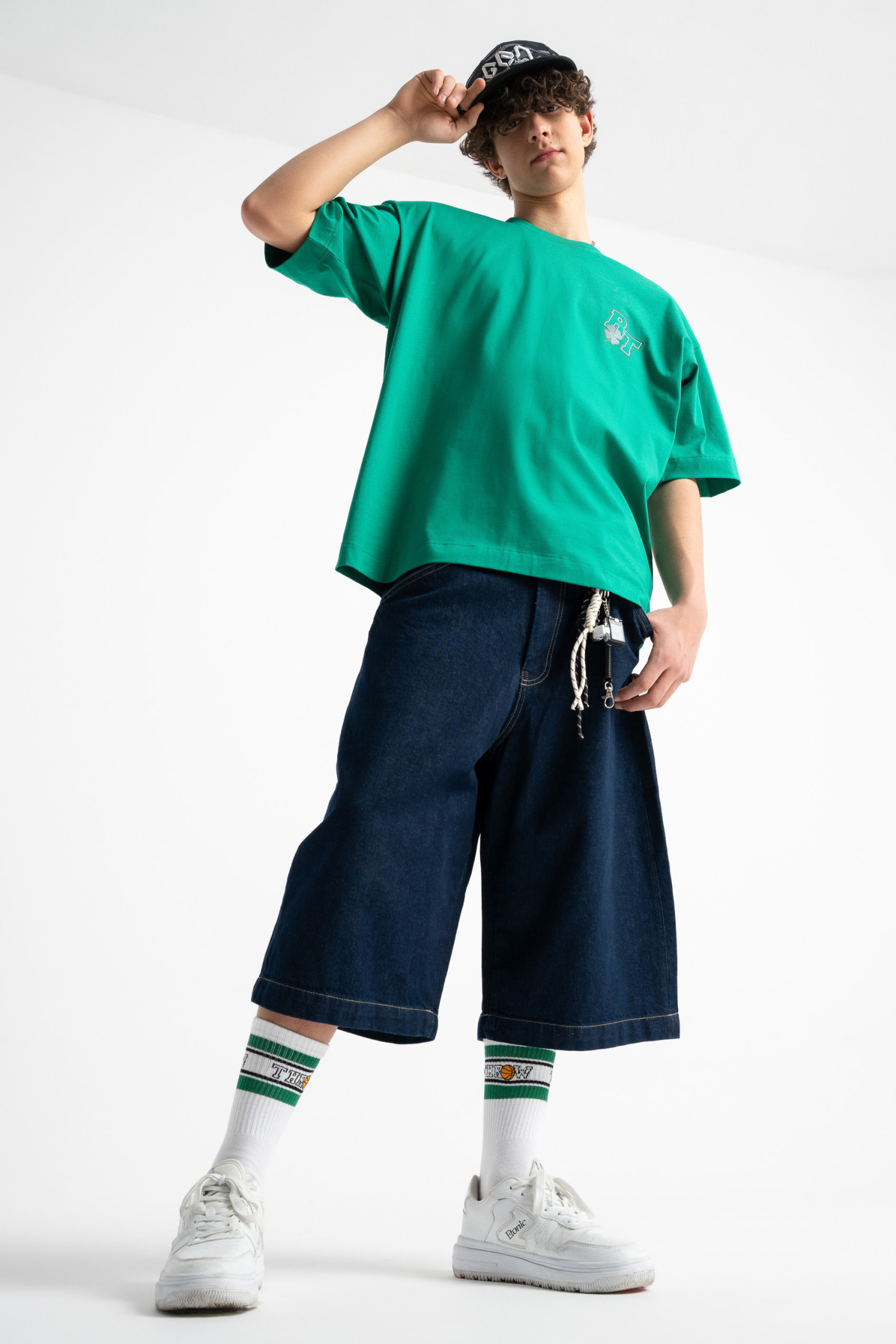 Granatowe krótkie spodenki jeansowe model JORTS z surowego jeansu