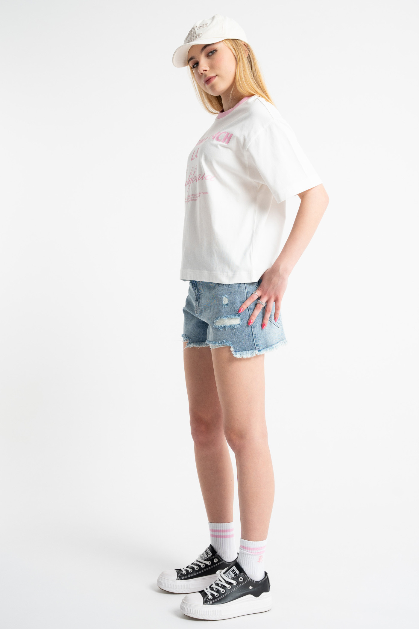 Niebieskie krótkie spodenki jeansowe z efektem strzępionych nogawek