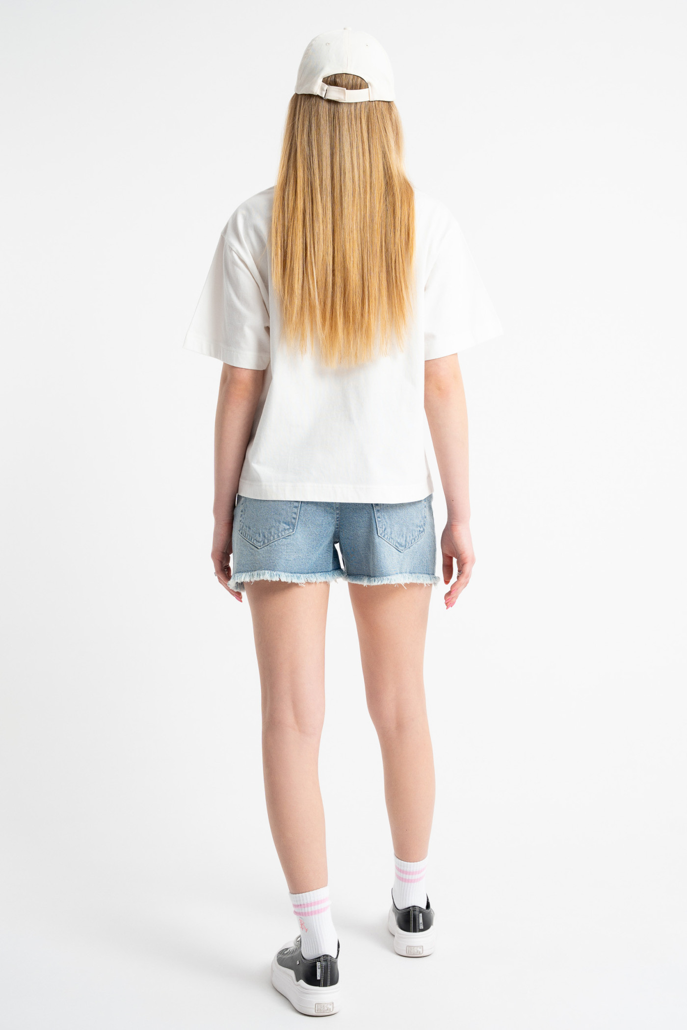 Niebieskie krótkie spodenki jeansowe z efektem strzępionych nogawek