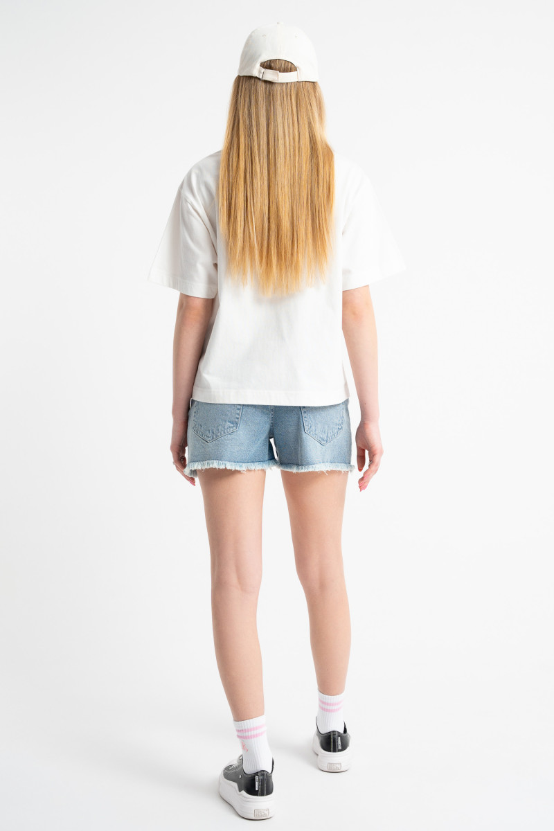 Niebieskie krótkie spodenki jeansowe z efektem strzępionych nogawek