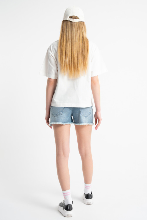 Niebieskie krótkie spodenki jeansowe z efektem strzępionych nogawek