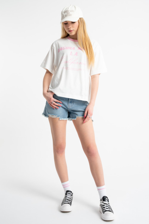 Niebieskie krótkie spodenki jeansowe z efektem strzępionych nogawek