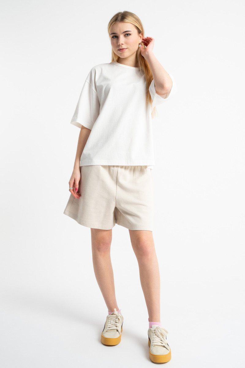 Biały t-shirt BOXY z autorską grafika z przodu