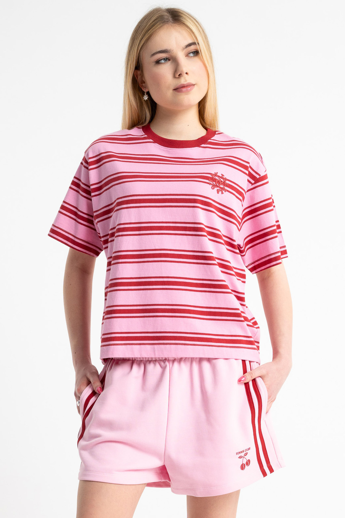 T-shirt CROPPED w czerwono-różowe paski z autorską grafiką z tyłu