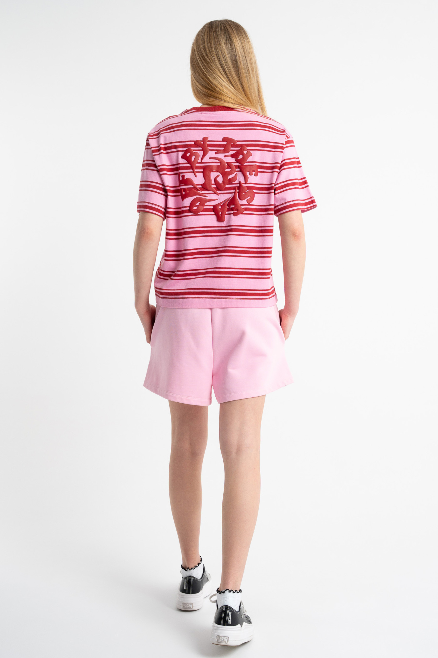 T-shirt CROPPED w czerwono-różowe paski z autorską grafiką z tyłu