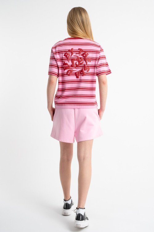 T-shirt CROPPED w czerwono-różowe paski z autorską grafiką z tyłu