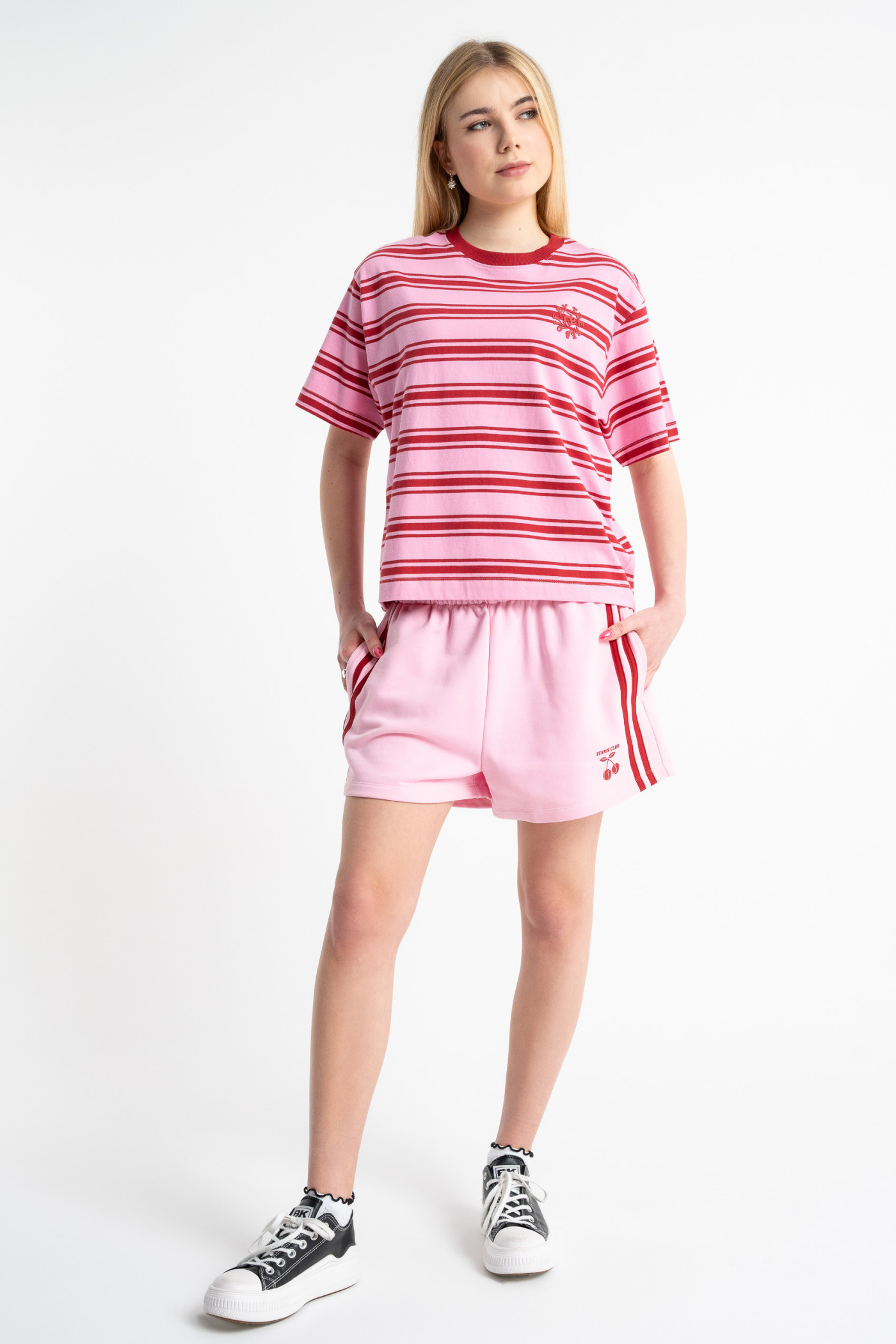T-shirt CROPPED w czerwono-różowe paski z autorską grafiką z tyłu