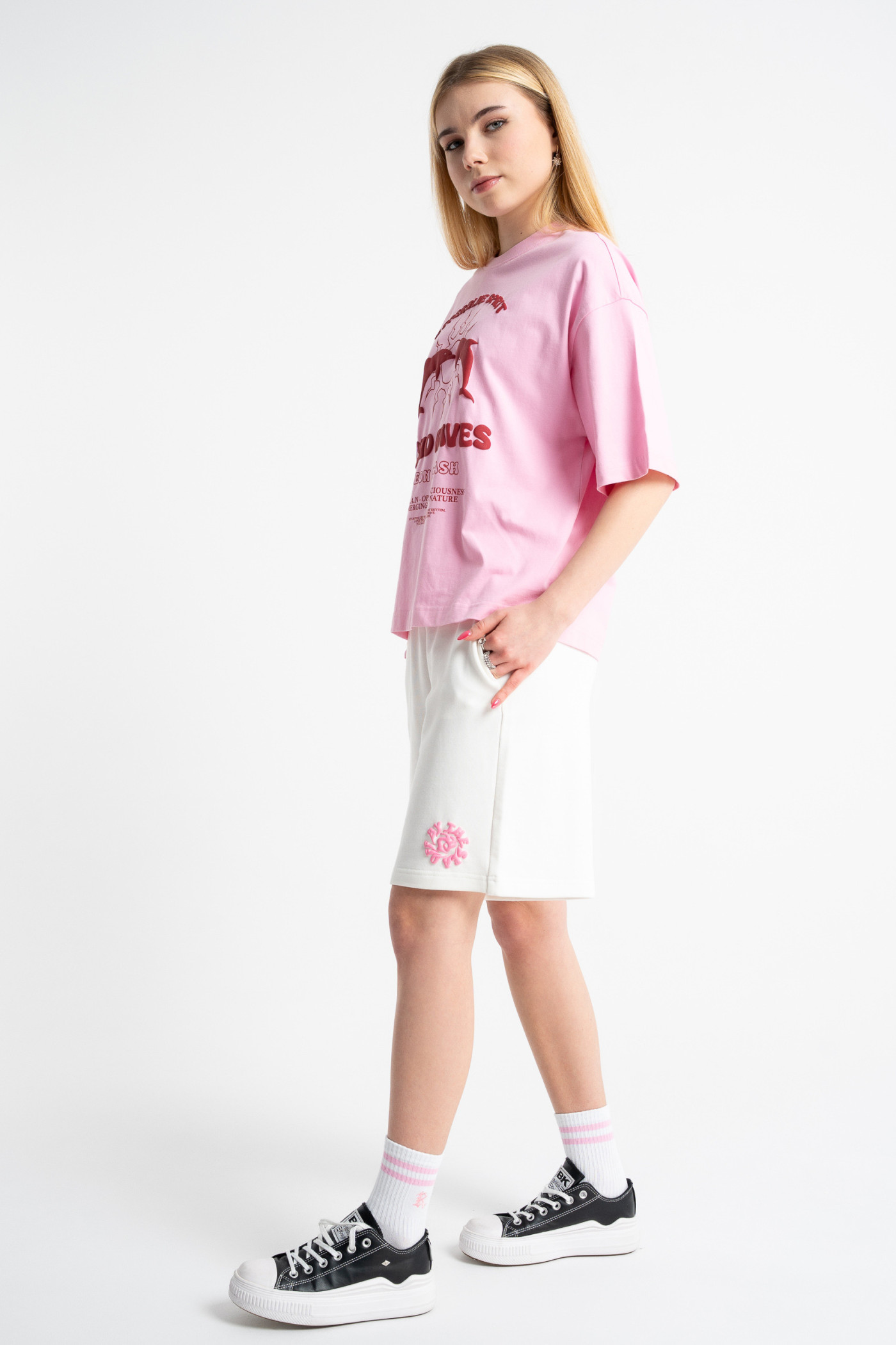 Różowy t-shirt BOXY z autorską grafiką z przodu