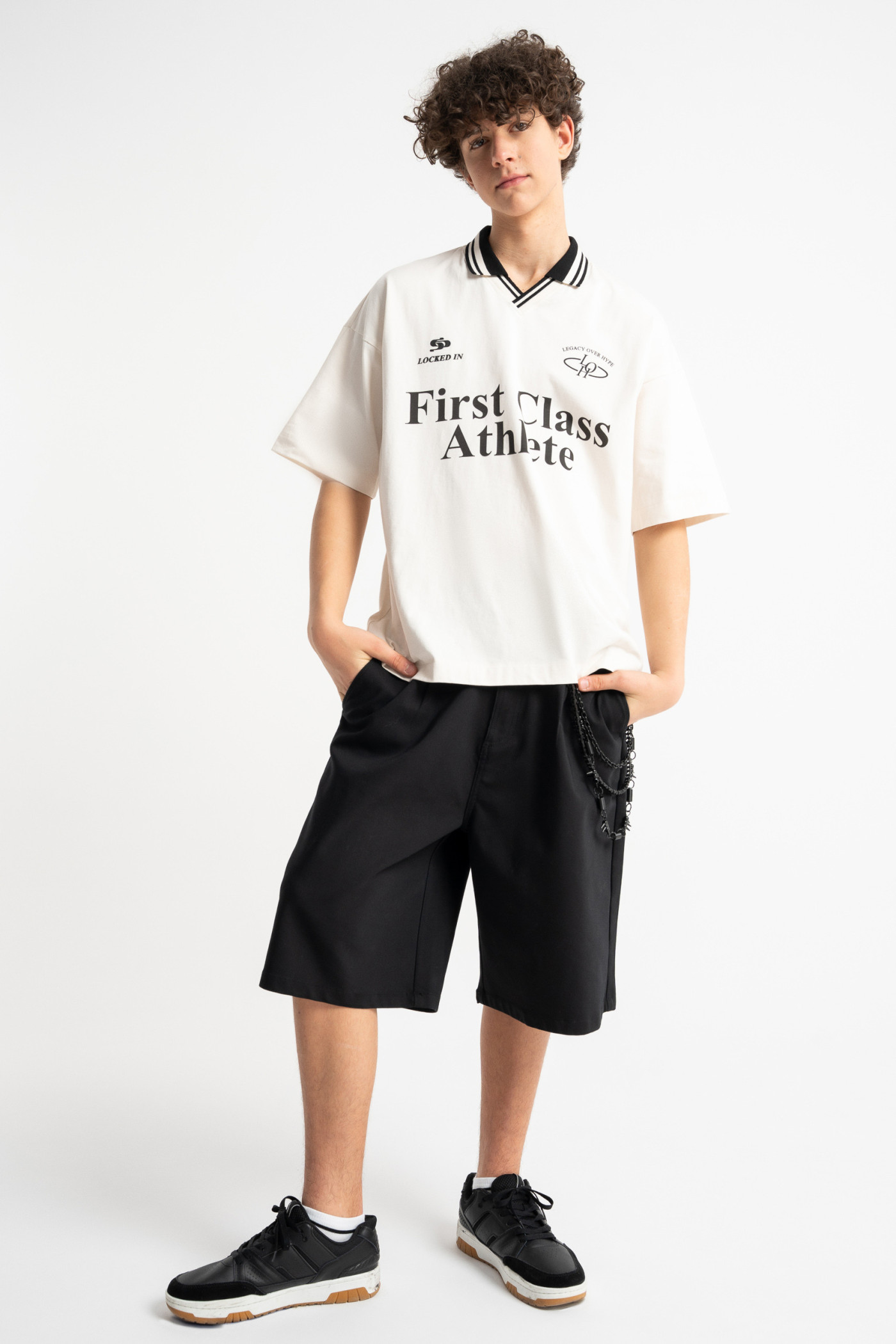 Biały t-shirt z kontrastowym kołnierzykiem