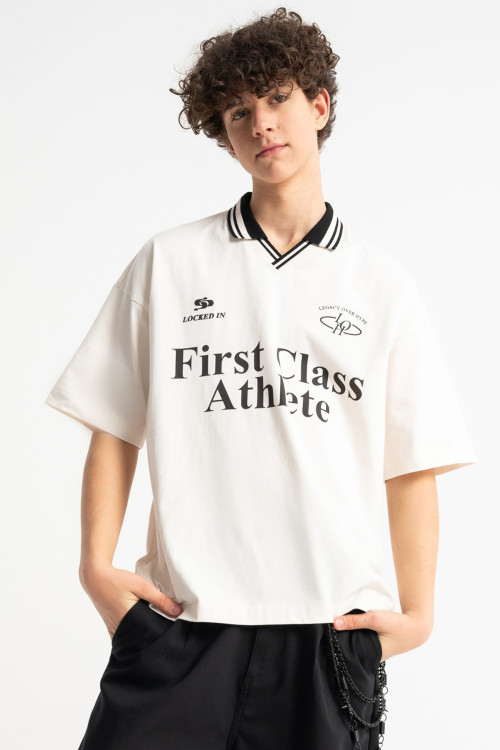 Biały t-shirt z kontrastowym kołnierzykiem