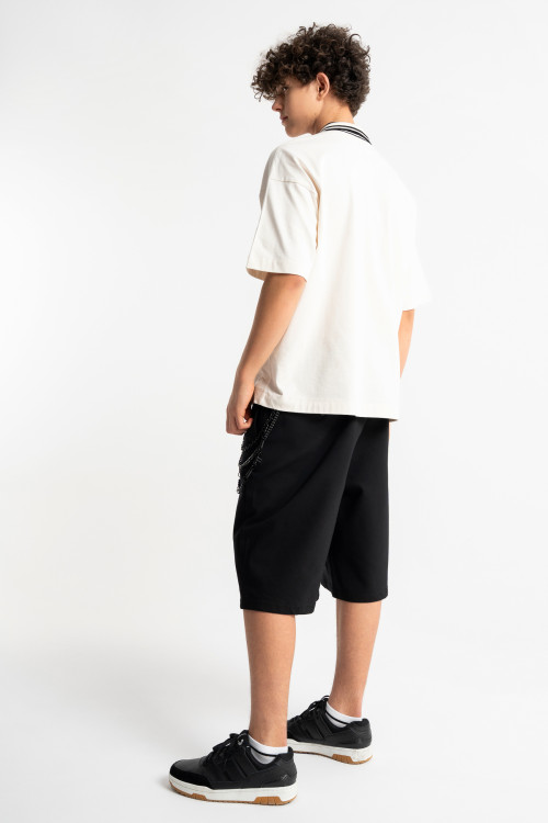 Biały t-shirt z kontrastowym kołnierzykiem