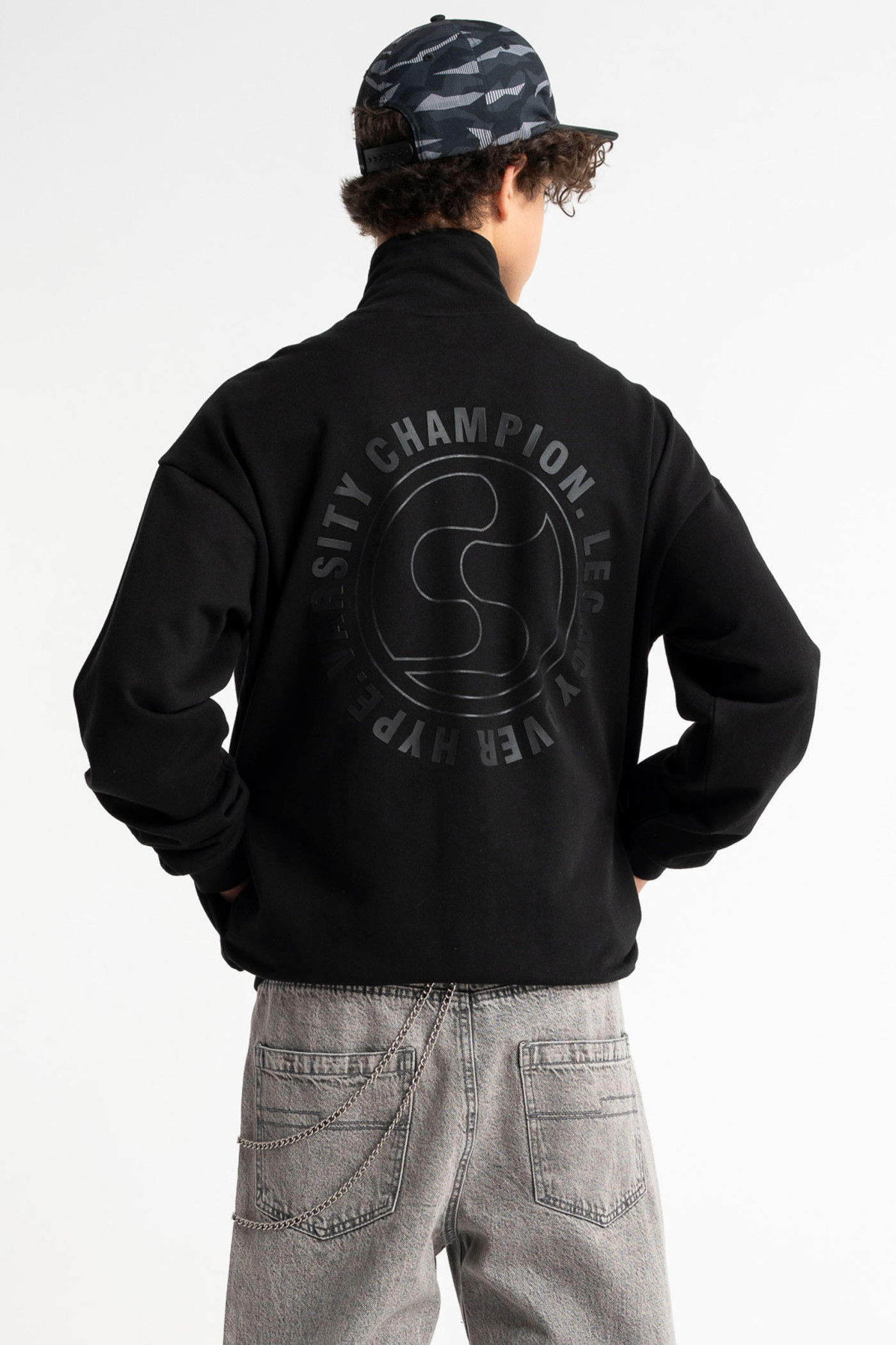 Czarna bluza na stójce z autorską grafiką z tyłu