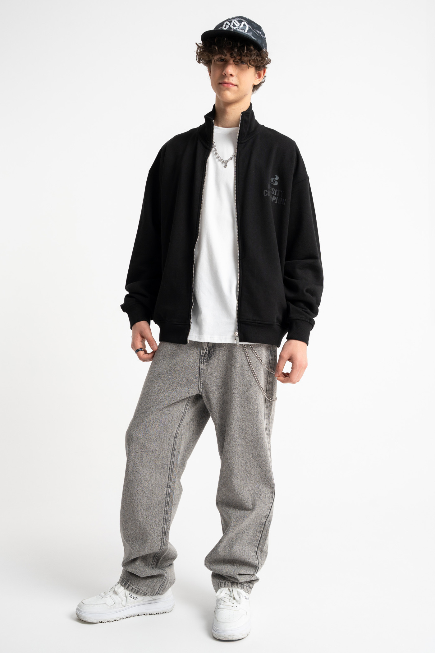 Czarna bluza na stójce z autorską grafiką z tyłu