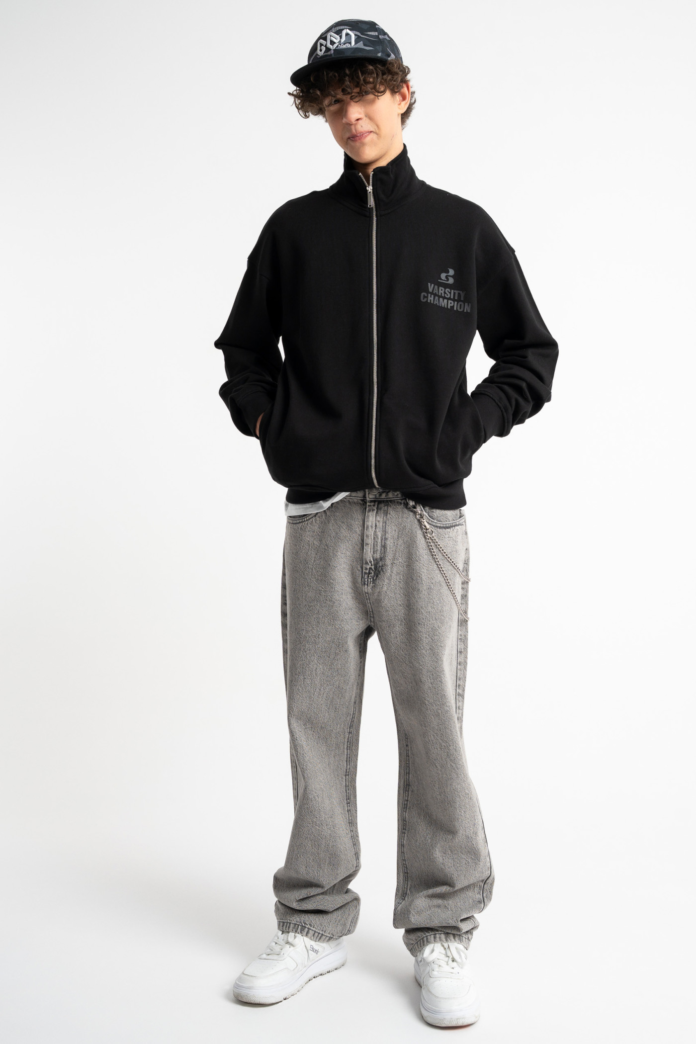 Czarna bluza na stójce z autorską grafiką z tyłu