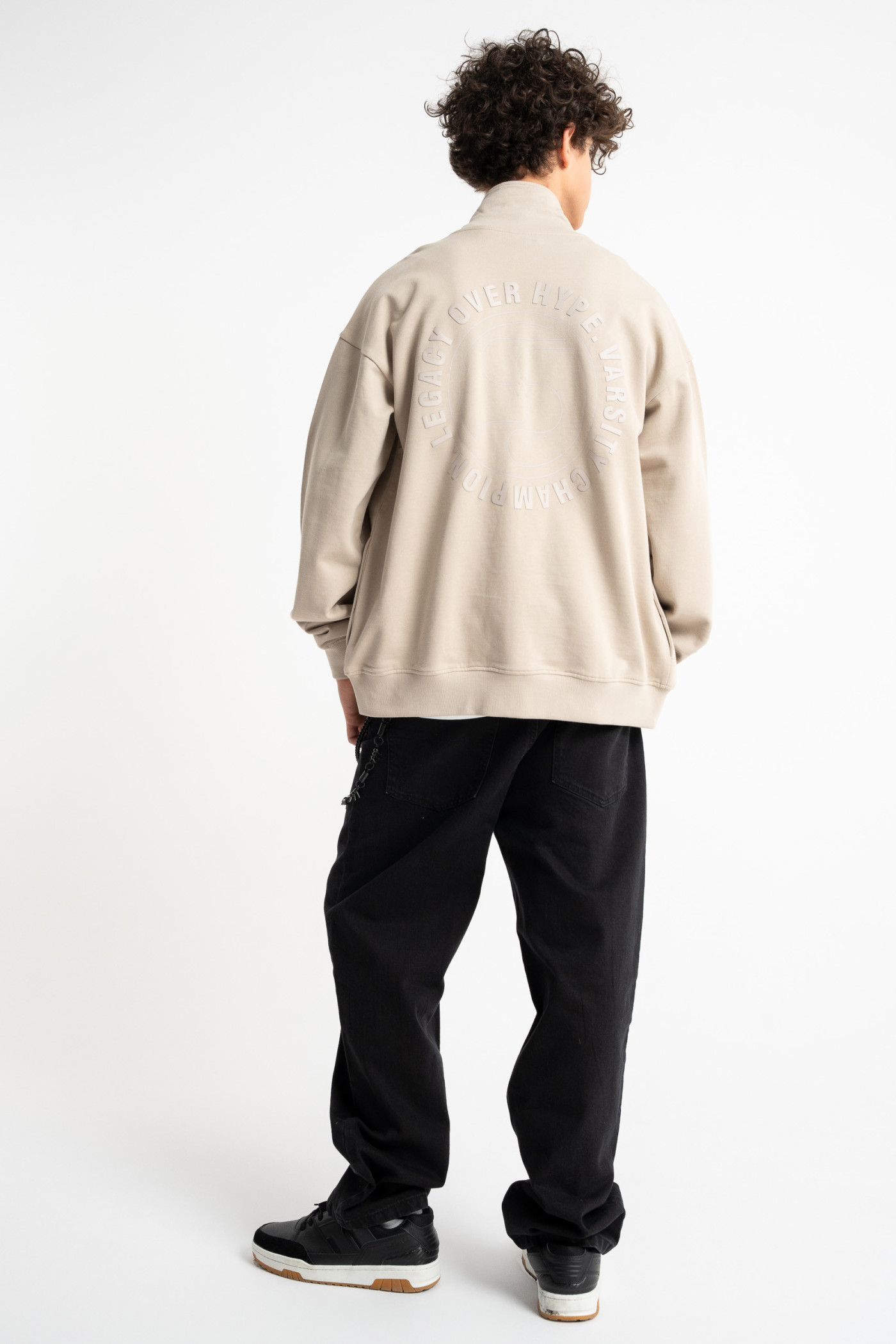 Beżowa bluza na stójce z autorską grafiką z tyłu